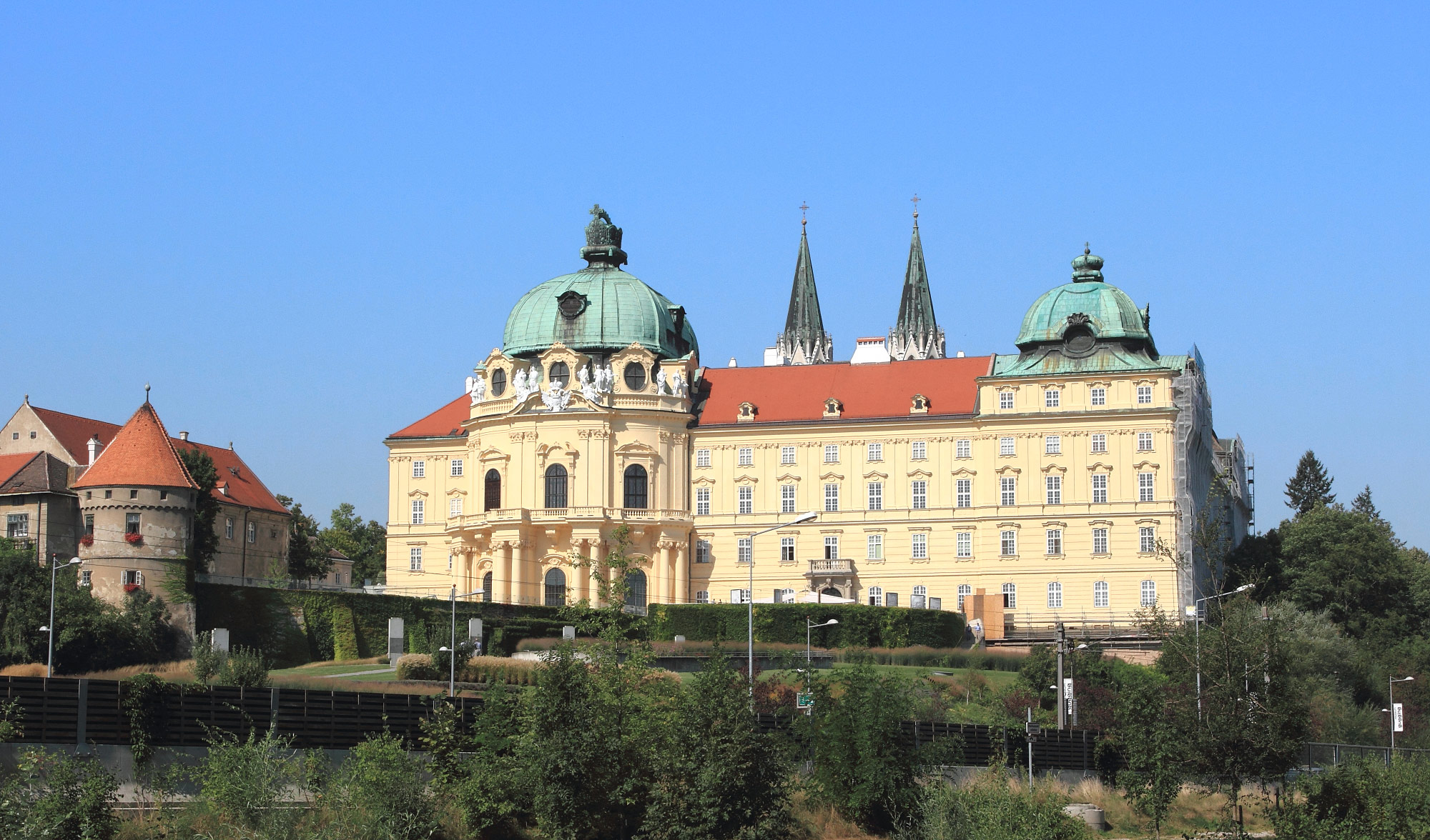 Klosterneuburg (Photo license: CC-BY-SA 4.0)